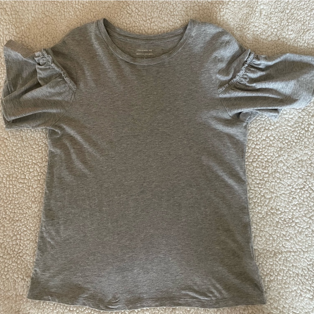 Cute T-shirt with ruffle sleeves